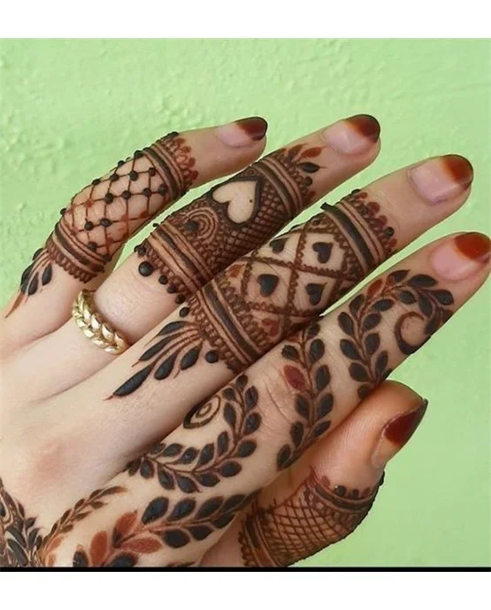 Gorgeous Paisley And Mesh Along Back Finger Mehndi Design
